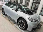 Pogled sprijeda desno