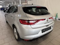 Skats no kreisās puses aizmugurē