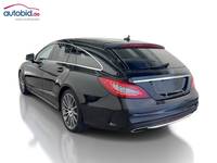 Skats no kreisās puses aizmugurē