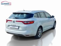 Skats no labās puses aizmugurē