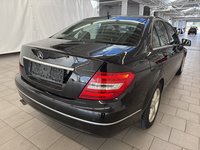 Skats no labās puses aizmugurē