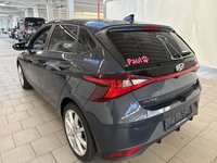 Skats no kreisās puses aizmugurē