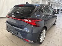 Skats no labās puses aizmugurē