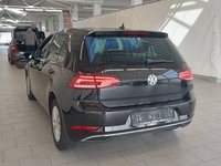 Skats no kreisās puses aizmugurē