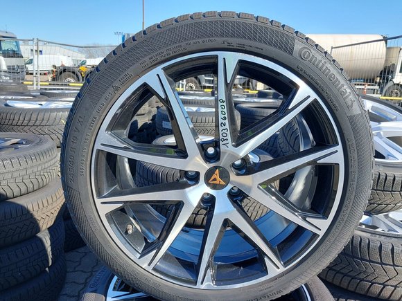 Вид спереди слева