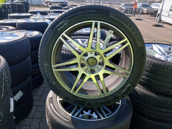 Вид спереди слева