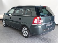 Skats no kreisās puses aizmugurē