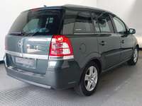 Skats no labās puses aizmugurē