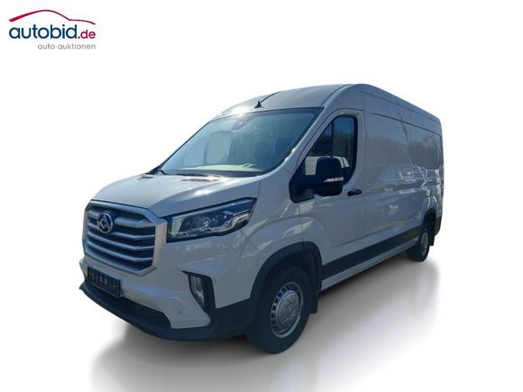 Skats no kreisās puses priekšā