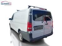 Skats no kreisās puses aizmugurē