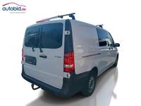 Skats no labās puses aizmugurē