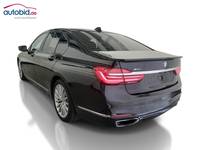 Skats no kreisās puses aizmugurē