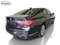 Skats no labās puses aizmugurē