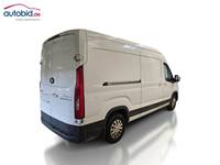 Skats no kreisās puses aizmugurē