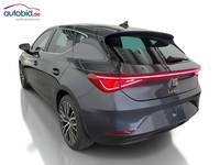 Skats no kreisās puses aizmugurē