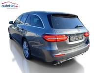 Skats no kreisās puses aizmugurē