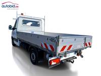 Skats no kreisās puses aizmugurē