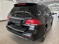 Skats no labās puses aizmugurē