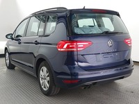 Skats no kreisās puses aizmugurē