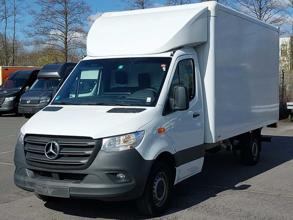 Skats no kreisās puses priekšā