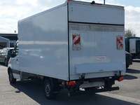 Skats no kreisās puses aizmugurē