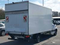 Skats no labās puses aizmugurē