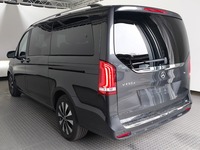 Skats no kreisās puses aizmugurē