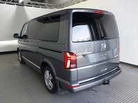 Skats no kreisās puses aizmugurē