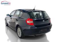 Skats no kreisās puses aizmugurē