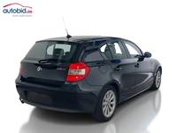 Skats no labās puses aizmugurē