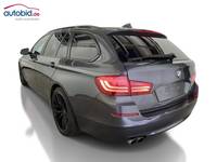 Skats no kreisās puses aizmugurē