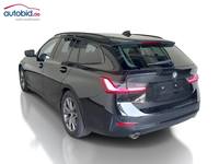 Skats no kreisās puses aizmugurē