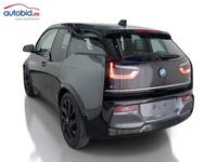 Skats no kreisās puses aizmugurē