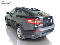 Skats no kreisās puses aizmugurē