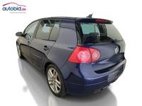 Skats no kreisās puses aizmugurē