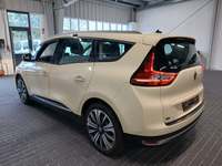 Skats no kreisās puses aizmugurē