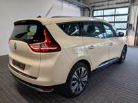 Skats no labās puses aizmugurē