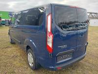 Skats no kreisās puses aizmugurē