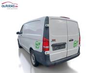 Skats no kreisās puses aizmugurē