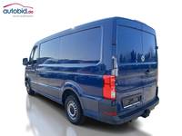 Skats no kreisās puses aizmugurē