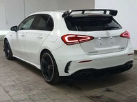 Skats no kreisās puses aizmugurē