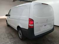 Skats no kreisās puses aizmugurē