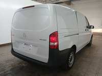 Skats no labās puses aizmugurē