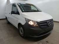 Skats no labās puses priekšā