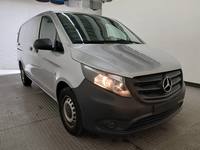 Skats no labās puses priekšā