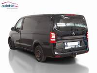 Skats no kreisās puses aizmugurē