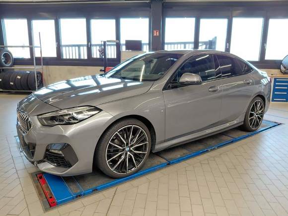 Skats no kreisās puses priekšā