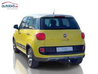 Skats no kreisās puses aizmugurē