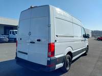 Skats no labās puses aizmugurē