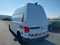 Skats no kreisās puses aizmugurē